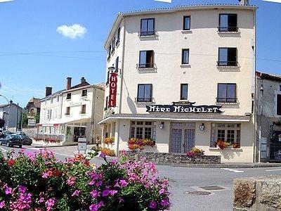 Hotel De La Mere Michelet Confolens Kültér fotó